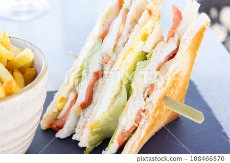 美味的俱樂部三明治和薯條 108466870