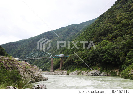 穿過JR土贊線小步危站與大步危站之間的吉野川二橋的電車 108467112