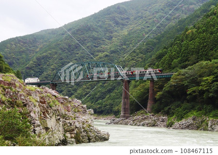 穿過JR土贊線小步危站與大步危站之間的吉野川二橋的電車 108467115