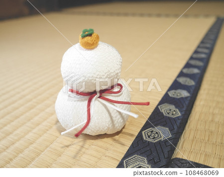 Chirimen kagami-mochi 108468069