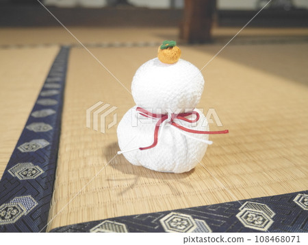 Chirimen kagami-mochi Chirimen kagami-mochi 108468071