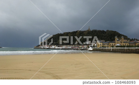 La concha beach in san sebastian spain temporary storm in autumn 108468093