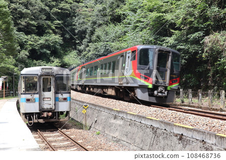 JR土贊線列車在之字形站和坪尻站交匯 108468736