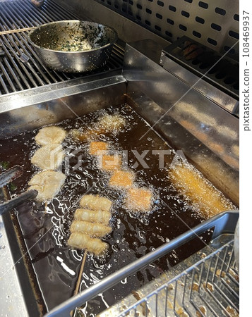 攤販製作燒烤串的過程 108469937