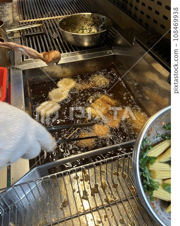 攤販製作燒烤串的過程 108469938