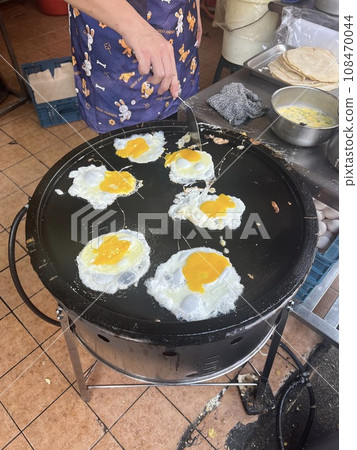 Breakfast clerk's omelette process Breakfast clerk's omelette process 108470044