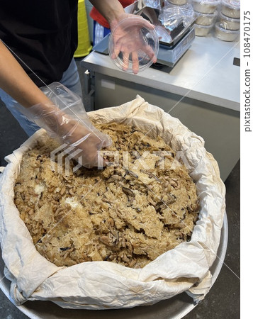The clerk packs fried rice The clerk packs fried rice 108470175