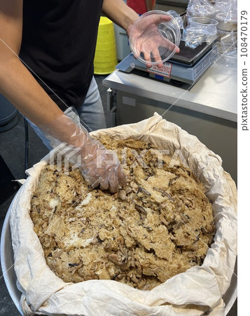 The clerk packs fried rice 108470179