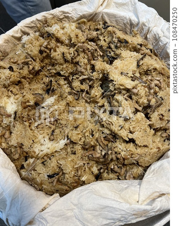市場販售的油飯 市場販售的油飯 108470250