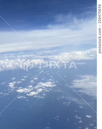 坐飛機拍攝窗外雲景 108470656