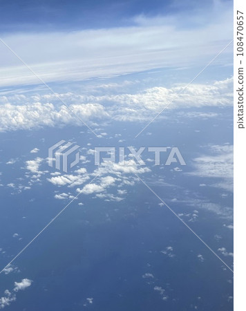 坐飛機拍攝窗外雲景 108470657