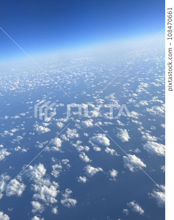 坐飛機拍攝窗外雲景 108470661