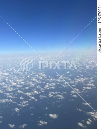 坐飛機拍攝窗外雲景 108470664
