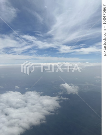 坐飛機拍攝窗外雲景 108470667