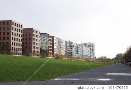 飯店和其他建築毗鄰蒂拉杜里厄公園,從柏林波茨坦廣場延伸到一條狹窄的地帶。 飯店和其他建築毗鄰蒂拉杜里厄公園,從柏林波茨坦廣場延伸到一條狹窄的地帶。 108470855