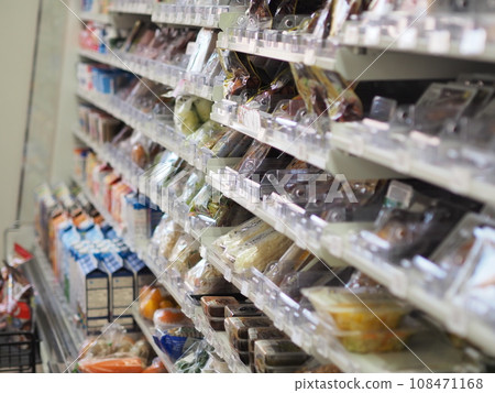 Shelves in the refrigerated goods section of a convenience store 108471168