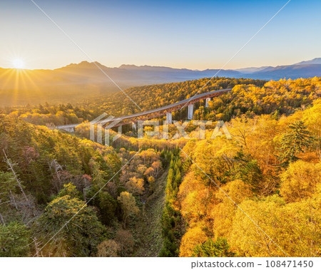 北海道秋季三國峠 早晨日出松美大橋的壯麗景色 108471450