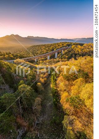 北海道秋季三國峠 早晨日出松美大橋的壯麗景色 北海道秋季三國峠 早晨日出松美大橋的壯麗景色 108471454
