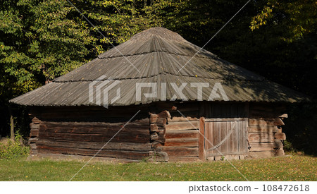 Kiev, Ukraine September 26, 2021: An old Ukrainian house in the National Museum of Folk Architecture and Life of Ukraine "Pirogovo" in Kiev Kiev, Ukraine September 26, 2021: An old Ukrainian house in the National Museum of Folk Architecture and Life of Ukraine "Pirogovo" in Kiev 108472618