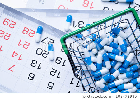 Medication course. Treatment schedule. Tablets and calendar. 108472989