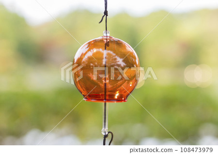 風鈴在風中搖曳,涼爽的風鈴 風鈴在風中搖曳,涼爽的風鈴 108473979