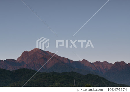 深秋的南阿爾卑斯山凱駒岳，在北斗長坂町看到的日出將其染成紅色 108474274