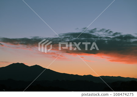 從北斗市白州町看到東邊的知嶽山日出 108474275