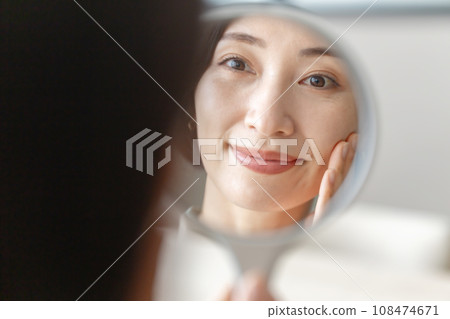 A woman on a mirror 108474671