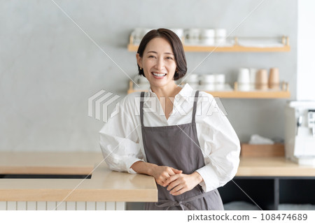 在一家咖啡館工作的女性員工 在一家咖啡館工作的女性員工 108474689