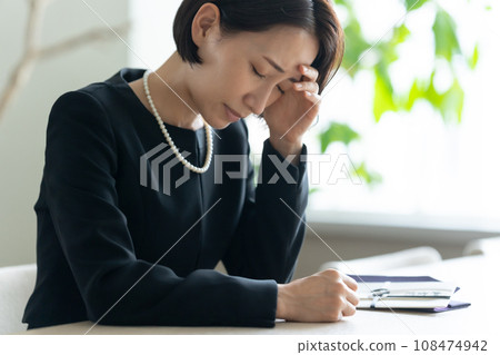 Funeral/Women 108474942