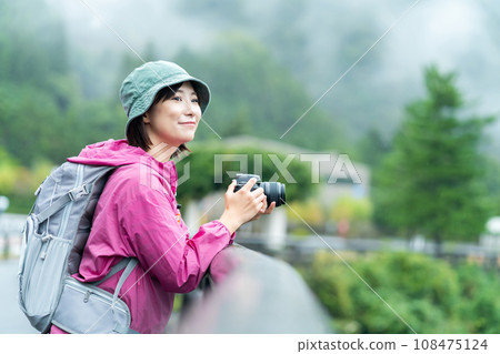 單鏡頭拍照的女人、徒步旅行的女人、度假山裡清爽的女人 單鏡頭拍照的女人、徒步旅行的女人、度假山裡清爽的女人 108475124