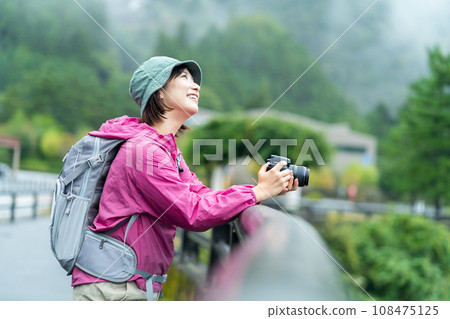 單鏡頭拍照的女人、徒步旅行的女人、度假山裡清爽的女人 單鏡頭拍照的女人、徒步旅行的女人、度假山裡清爽的女人 108475125