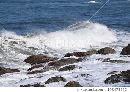 Rough waves of the Sea of Japan Shonai, Yamagata Prefecture 108475332
