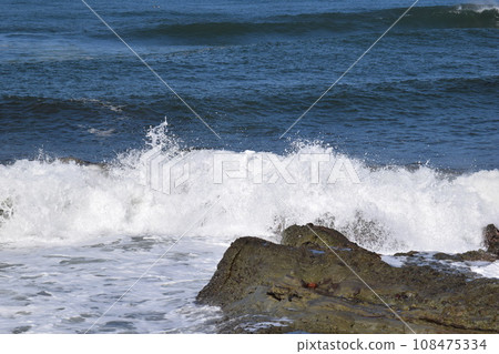 Rough waves of the Sea of Japan Shonai, Yamagata Prefecture 108475334