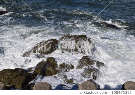Rough waves of the Sea of Japan Shonai, Yamagata Prefecture 108475335
