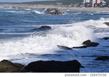 Rough waves of the Sea of Japan Shonai, Yamagata Prefecture 108475336
