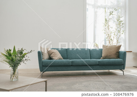 有藍色沙發的客廳 108476976
