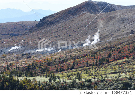 志賀草津高原路線的草津山白根風景 秋季 108477354