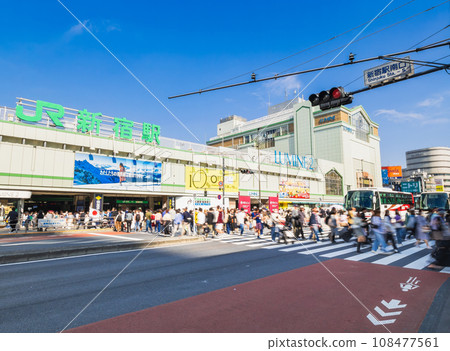 Shinjuku Station South Exit on the first day of a three-day weekend Shinjuku Station South Exit on the first day of a three-day weekend 108477561