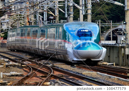 東北新幹線瓶頸...E5系列新幹線通過福島站地面交叉路口 108477579