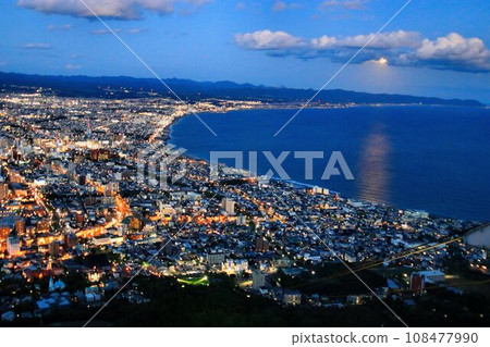 日本三大夜景:閃亮的路燈和漆黑的大海…“函館夜景”和從函館山看到的“滿月” 日本三大夜景:閃亮的路燈和漆黑的大海…“函館夜景”和從函館山看到的“滿月” 108477990