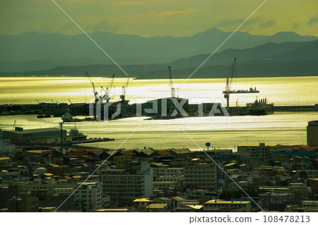At the foot of Mt. Hakodate, there is a shipyard that has supported Hakodate's economy since the opening of the port at the end of the Edo period... ``Hakodate Dotsuku'' in the evening view At the foot of Mt. Hakodate, there is a shipyard that has supported Hakodate's economy since the opening of the port at the end of the Edo period... ``Hakodate Dotsuku'' in the evening view 108478213