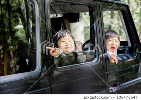 到達露營地後，孩子在車上嬉戲 108478647