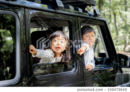 到達露營地後，孩子在車上嬉戲 108478648