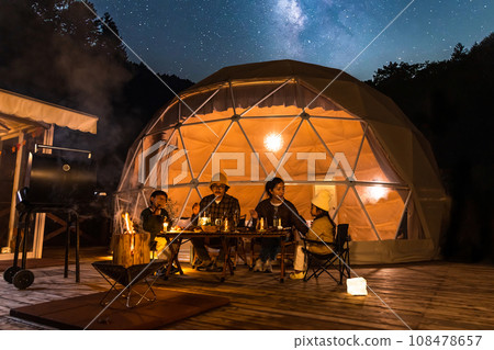 享受豪華露營的家庭 108478657