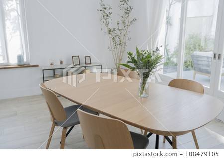 帶花瓶的餐桌 108479105