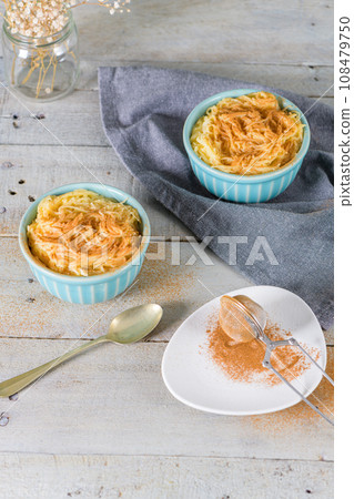 Aletria vermicelli pudding 108479750