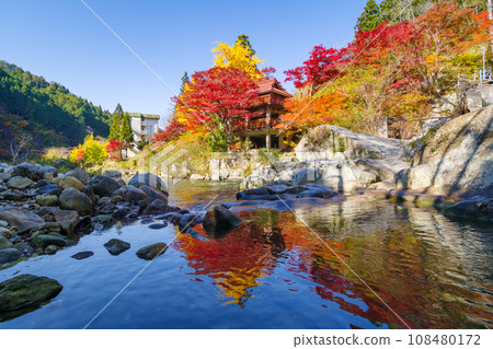 Autumn leaves at Oidaira Park with beautiful reflections (Inatake-cho, Toyota City, Aichi Prefecture) Autumn leaves at Oidaira Park with beautiful reflections (Inatake-cho, Toyota City, Aichi Prefecture) 108480172