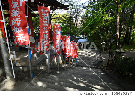 草津溫泉秋季高泉寺參道石階 108480387