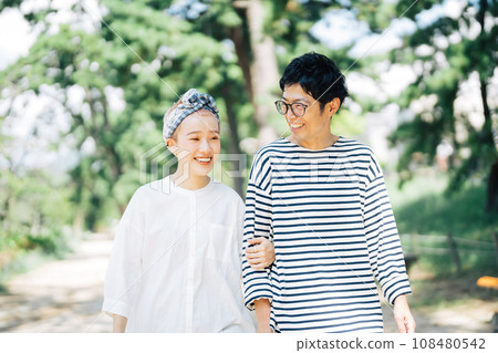 Couple walking arm in arm 108480542